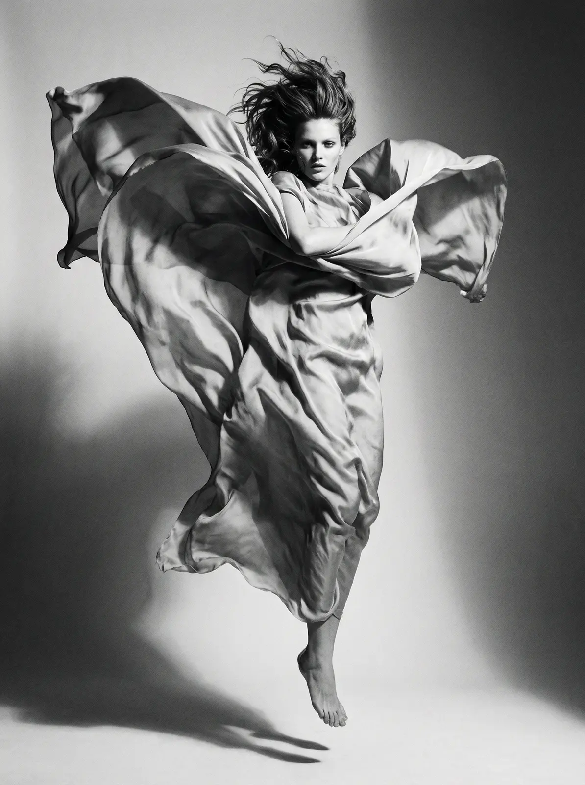 UED体育 灵感橱窗 流动面料艺术摄影